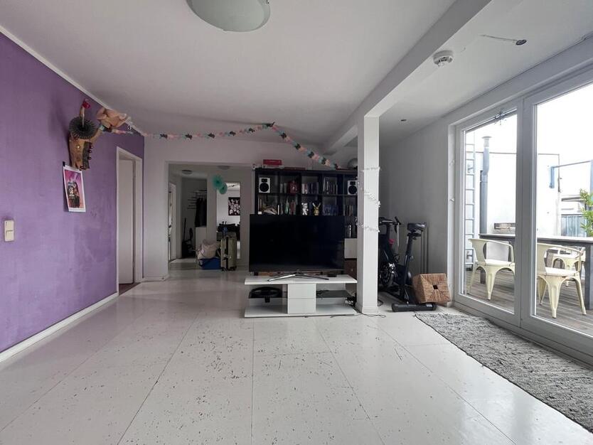 Helle, möblierte DG-Wohnung im Kiez. Ab 15.10 befristet für 7 Mo.
