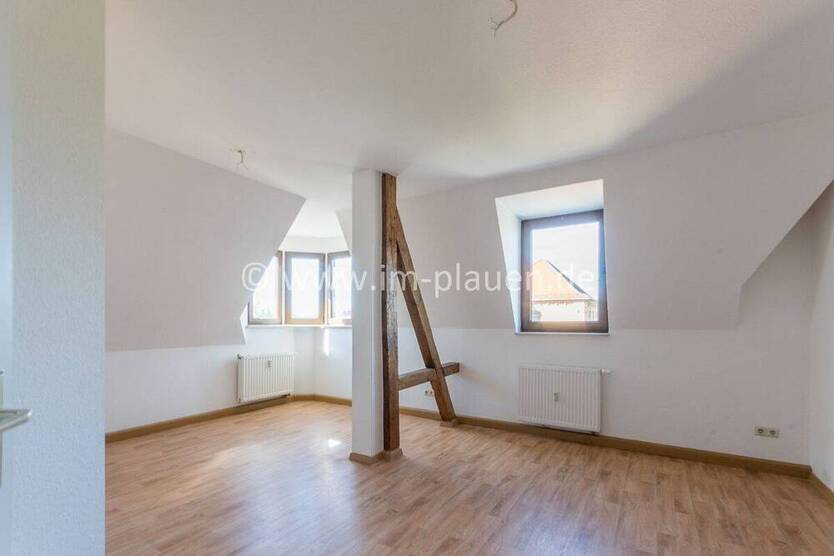 Plauen-Neundorf: 2-Zimmer-Dachgeschoßwohnung mit EBK & Stellplatz