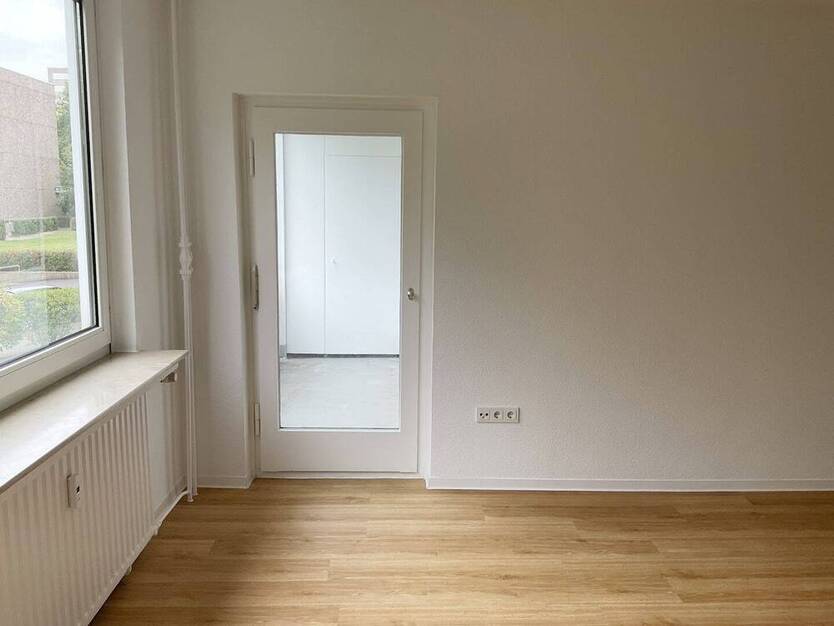 *City-Wohnung im Grünen* renovierte 3 Zimmer mit Balkon, guter Schnitt, Tageslichtbad mit Wanne