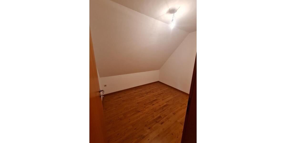 Dachgeschoßwohnung Schwarzach am Main - 6.5 Zimmer, 144 m&sup2;, 1.350&euro; | Angebot:25353316