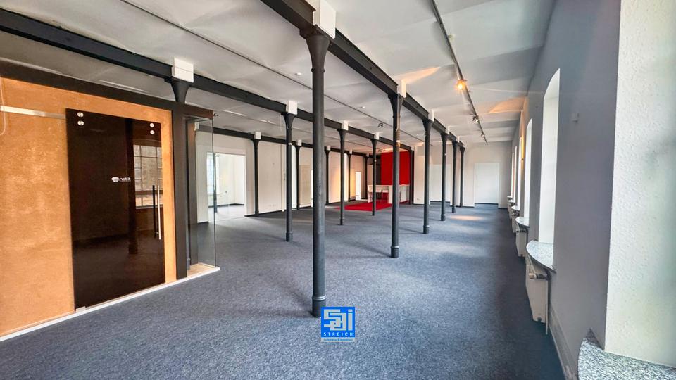 Open-Space in historischem Gebäude. zimmer