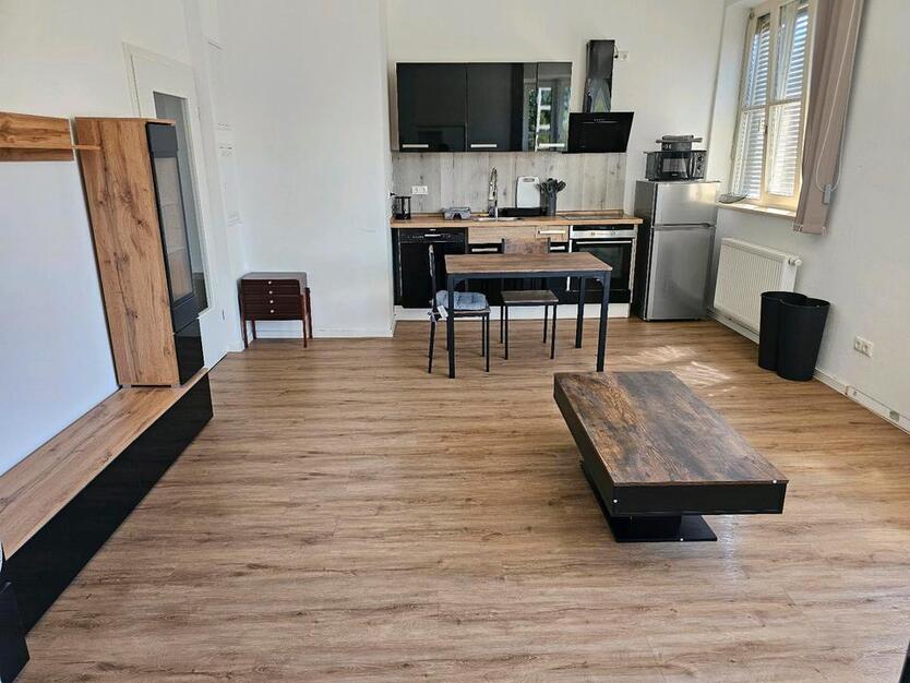 2 Zimmer Wohnung mit Küche und Möbeln
