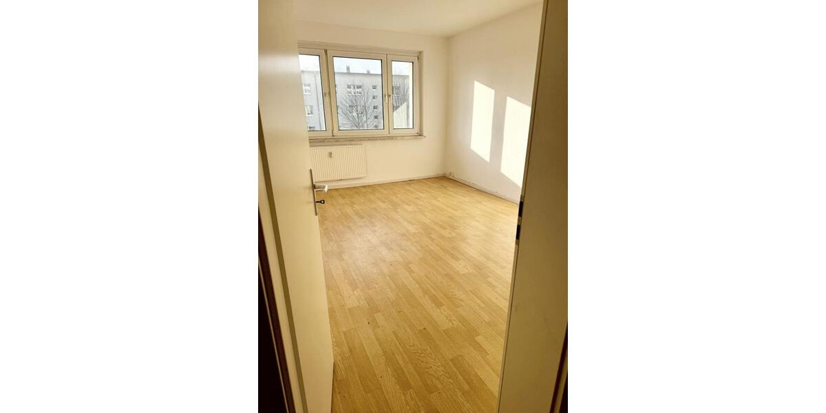 Etagenwohnung Kitzscher - 4 Zimmer, 75 m&sup2;, 340&euro; | Angebot:23727921