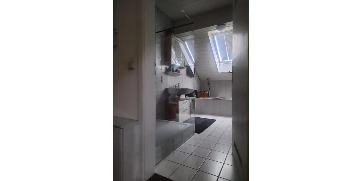 Dachgeschoßwohnung Hennef (Sieg) - 3 Zimmer, 110 m&sup2;, 950&euro; | Angebot:25976726