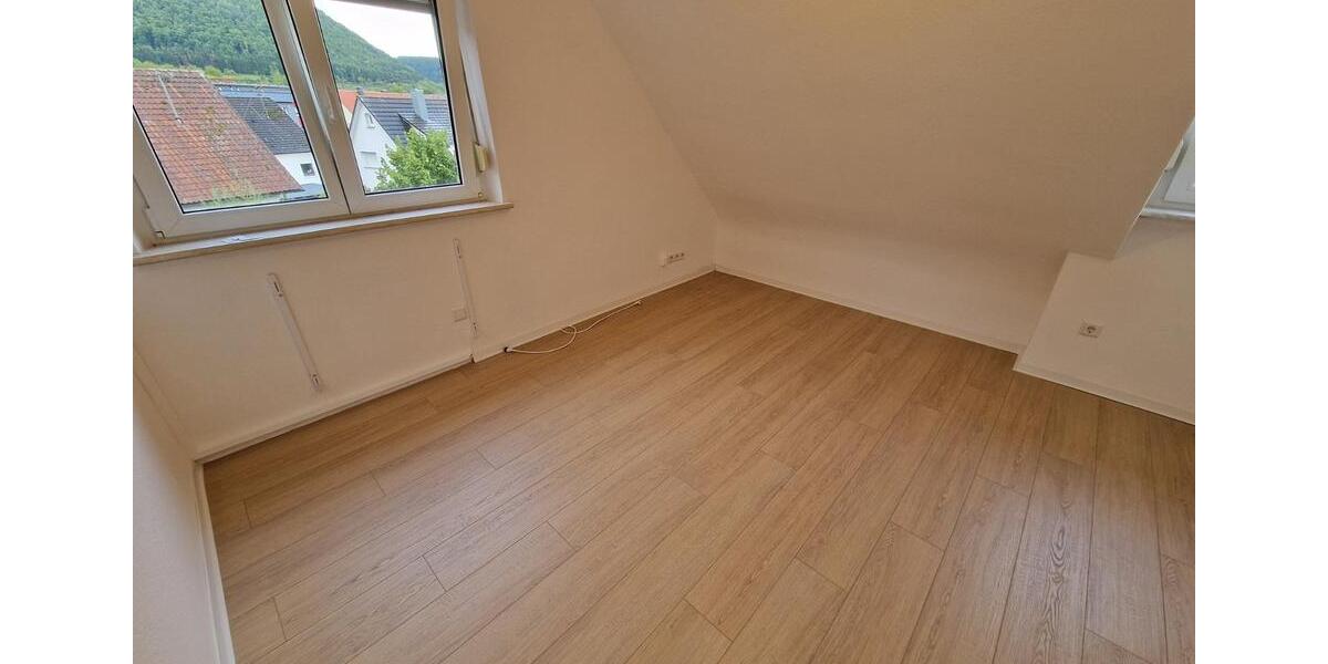 renovierte 4-Zimmer-Wohnung im DG 4 zimmer