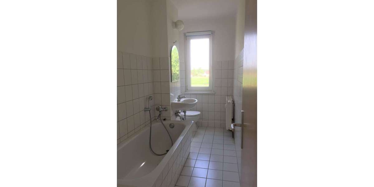 NEU -frisch renoviert. Gut geschnittene 4 Zimmer mit Balkon und Einbauküche! 4 zimmer