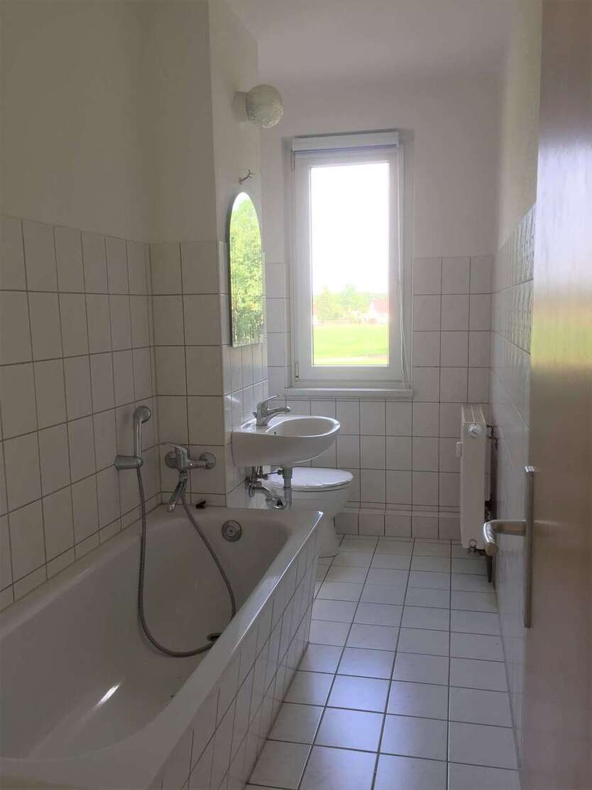 NEU -frisch renoviert. Gut geschnittene 4 Zimmer mit Balkon und Einbauküche! 4 zimmer