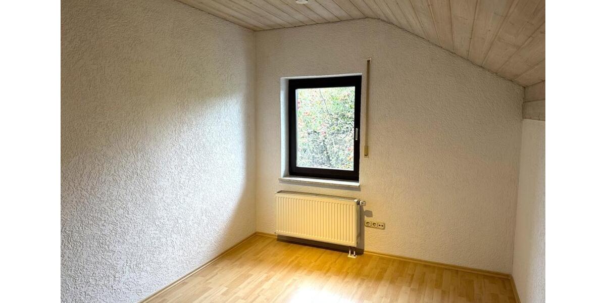 Dachgeschoßwohnung Deggendorf - 4 Zimmer, 92 m&sup2;, 672&euro; | Angebot:25171626