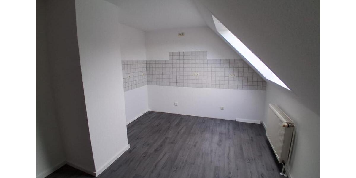 Dachgeschoßwohnung Halle - 2 Zimmer, 60 m&sup2;, 600&euro; | Angebot:24082894