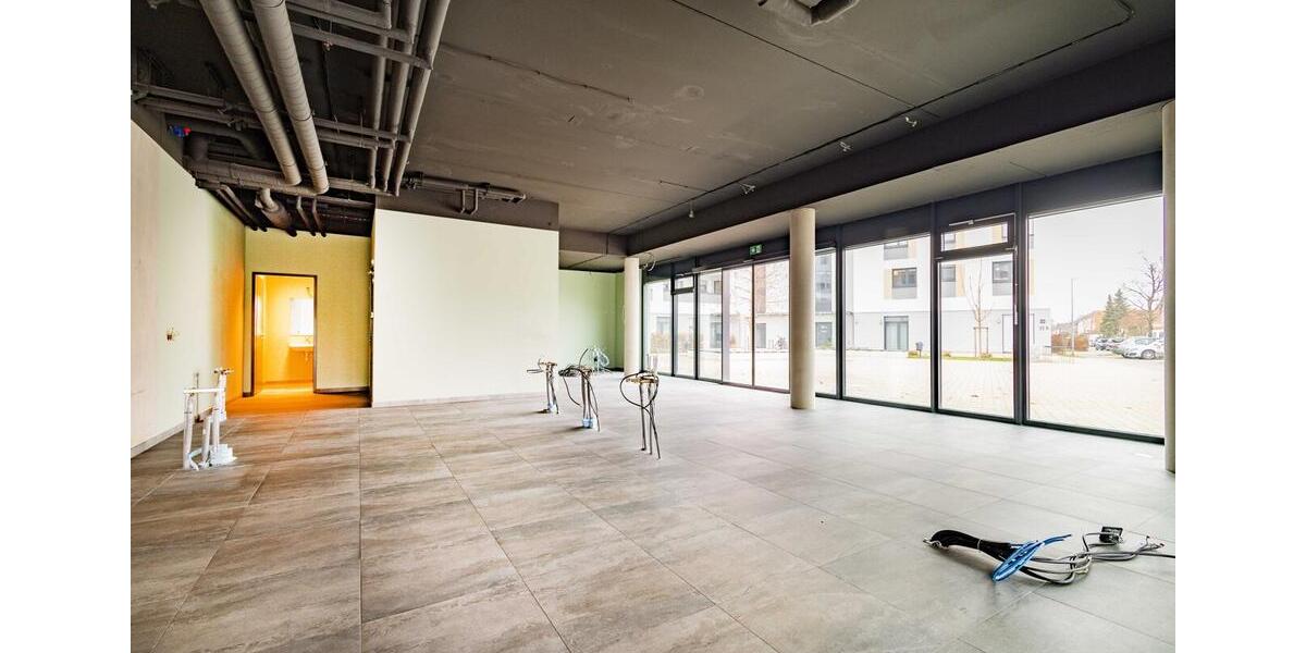 BRUMANI | Moderne Gewerbefläche im Neubau mit großer Schaufensterfront in Freiburg-Haslach zimmer