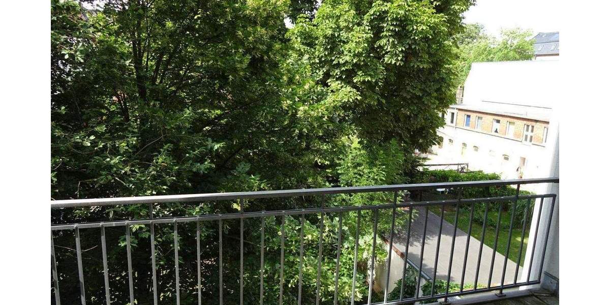 auch WG geeignet !!! Toll sanierte Wohnung, zentrumsnah, Balkon, Parkett, Vorratsraum 2 zimmer