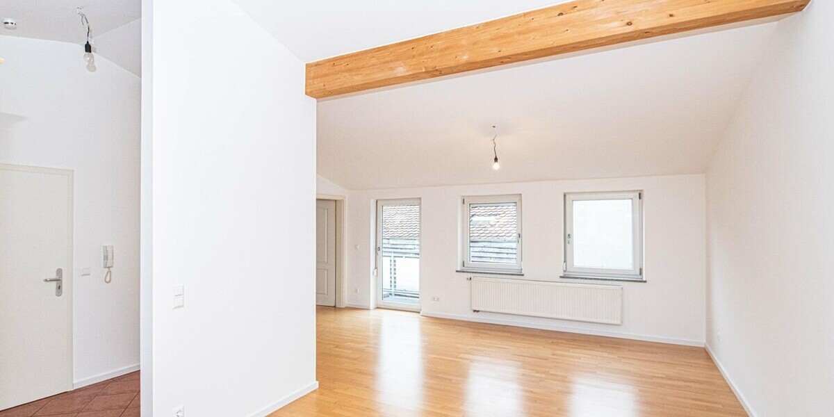 Vermietung: Helle Dachgeschosswohnung mit Balkon und Wohlfühlambiente - Dachgeschoßwohnung Cham | Angebot:24787865