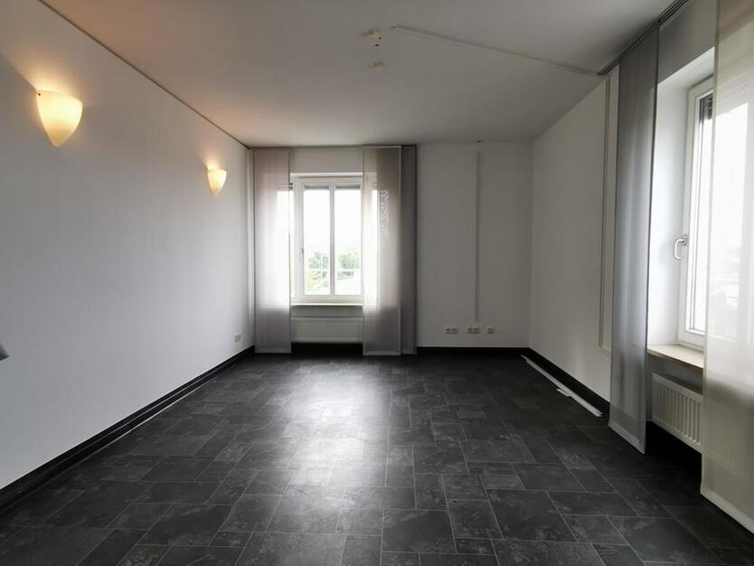 Stadt Landau: Hochwertige Büroflächen m. Lift, zentrale Lage mit guter Sichtbarkeit u. gr. Parkplatz