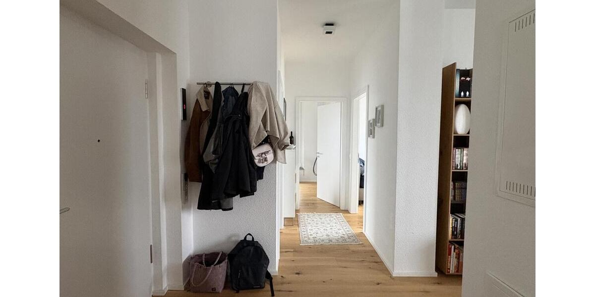 Top gelegene Penthouse-Wohnung mit Balkon und Einbauküche 3 zimmer