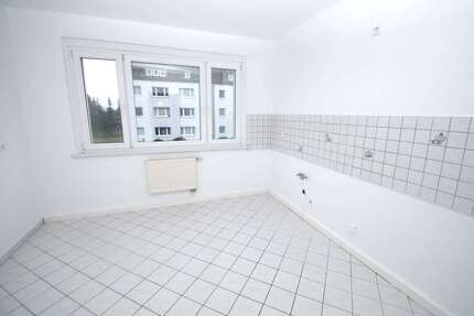4-Zimmer-Wohnung mit großer Küche und Badewanne, renoviert, ab sofort 4 zimmer