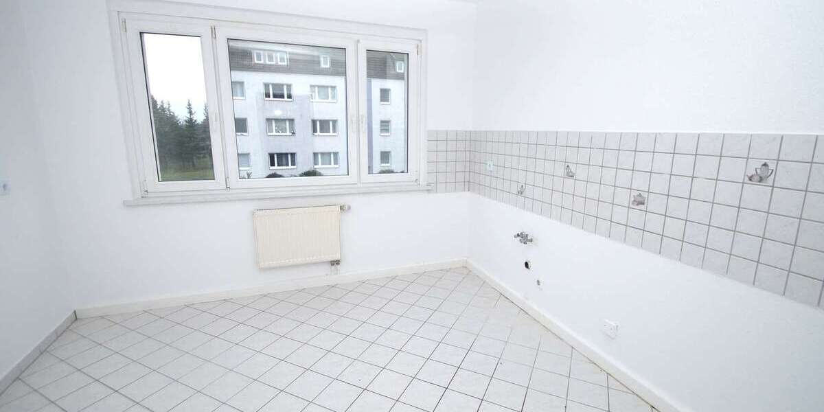 4-Zimmer-Wohnung mit großer Küche und Badewanne, renoviert, ab sofort 4 zimmer