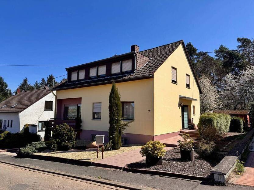 Ein- bis Zweifamilienhaus mit schönem Garten, Terrasse und Garage in Konz-Könen, frei ab Sept. 2025