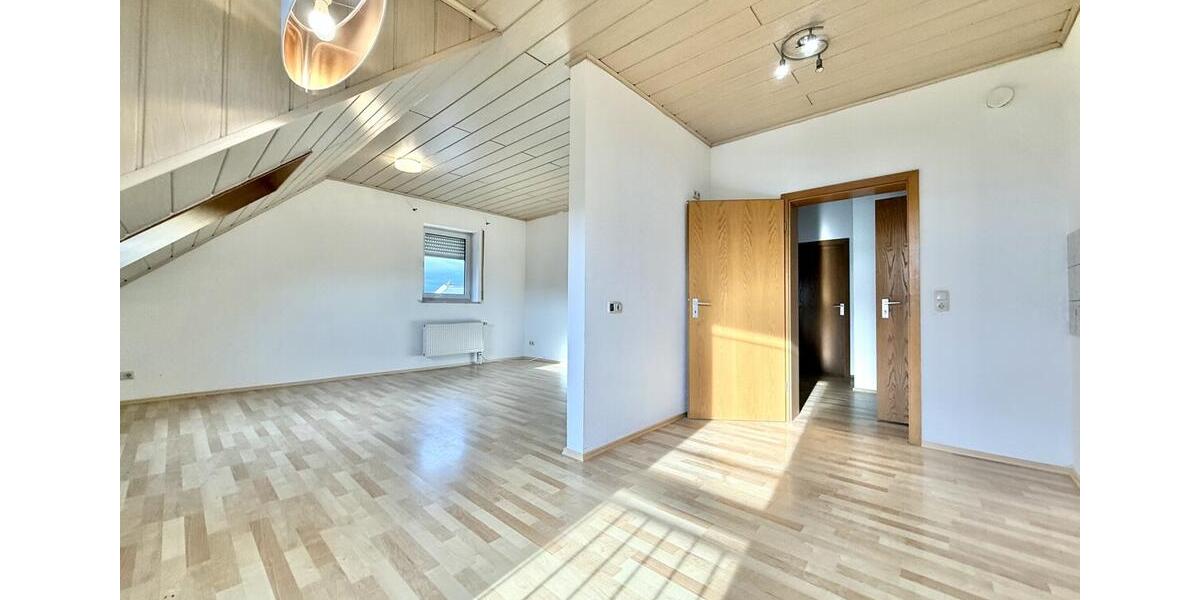 Dachgeschoßwohnung Thalmassing - 2 Zimmer, 67 m&sup2;, 540&euro; | Angebot:25924802