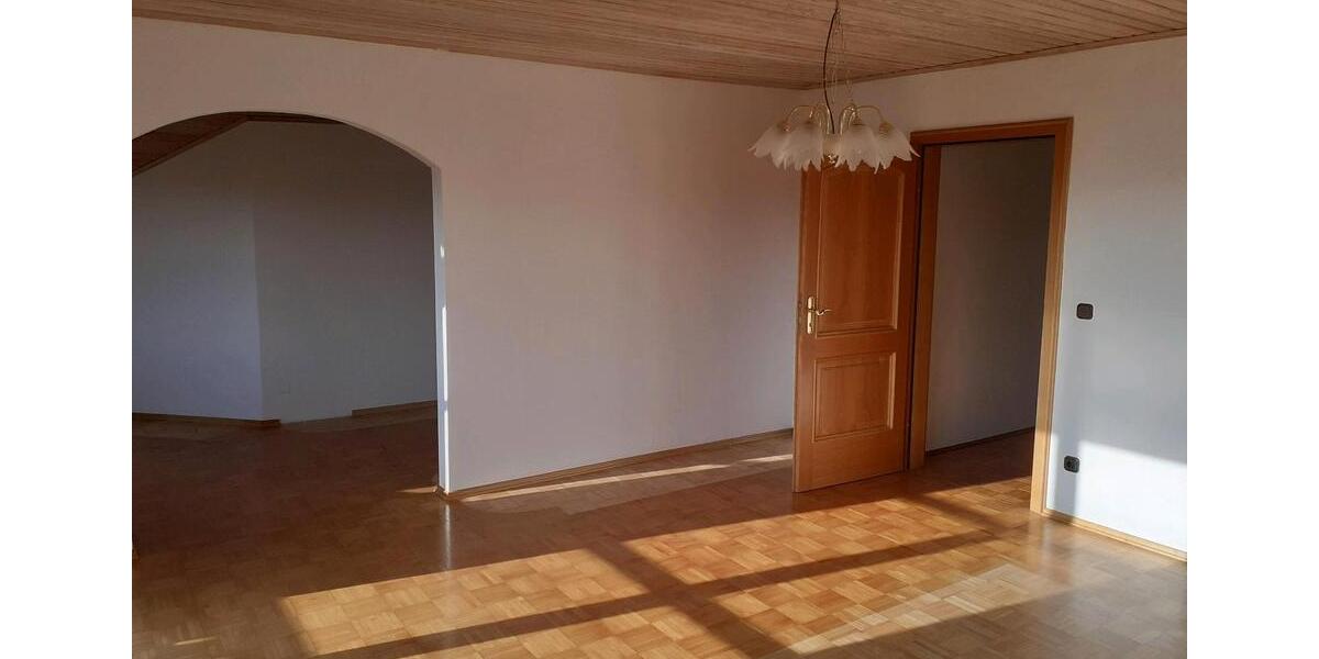 Helle 110 qm DG-Wohnung in 92660 Neustadt WN 4 zimmer