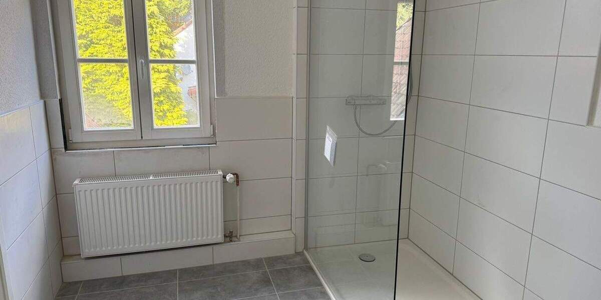 *Erstbezug nach Komplettsanierung! 2-Zi-Wohnung mit neuer Einbauküche u. saniertem Duschbad* 2 zimmer