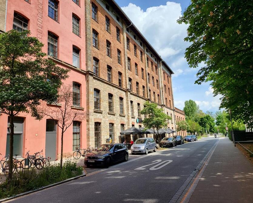 1-Zimmer-Wohnung direkt gegenüber der ERBA-Bibliothek zimmer