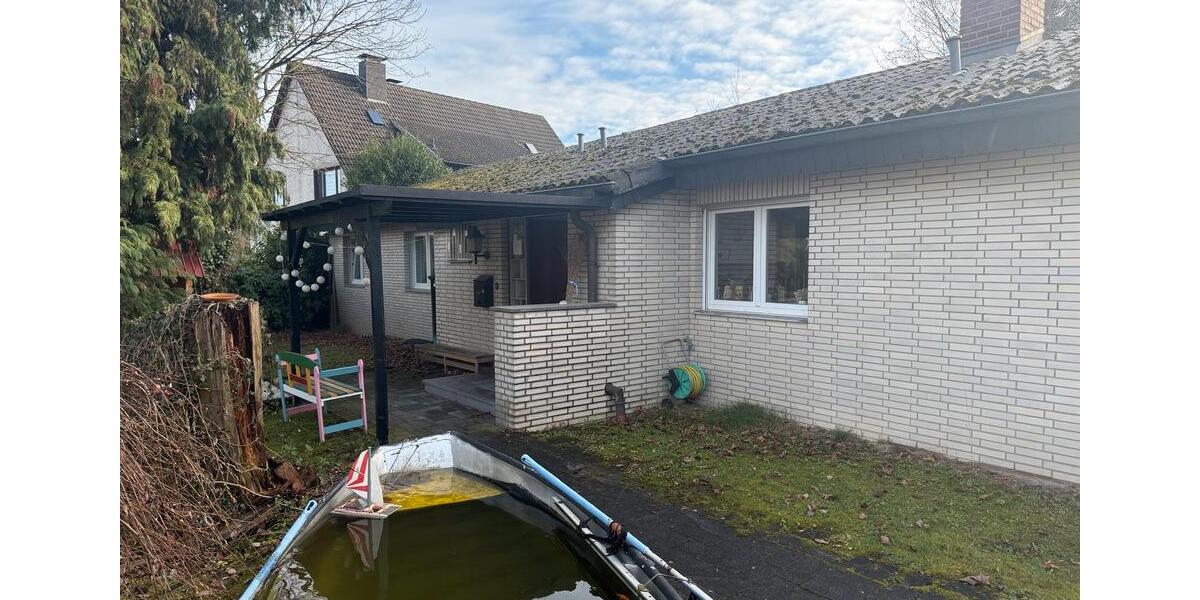 Zimmer in WG Solingen Gräfrath. Das Haus hat Insgesamt 200 qm 1 zimmer