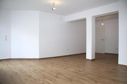 Große 2,5-Zimmer-Souterrain-Wohnung zimmer