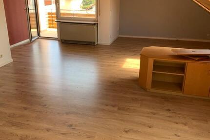 Charmante DG Wohnung, EBK, Klima, 3 Zi., Balkon, Stellplatz 3 zimmer