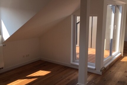 Neuwertige 3-Zimmer-DG-Wohnung mit Loggia und KFZ-Stellplatz Nbg-Schweinau 3 zimmer