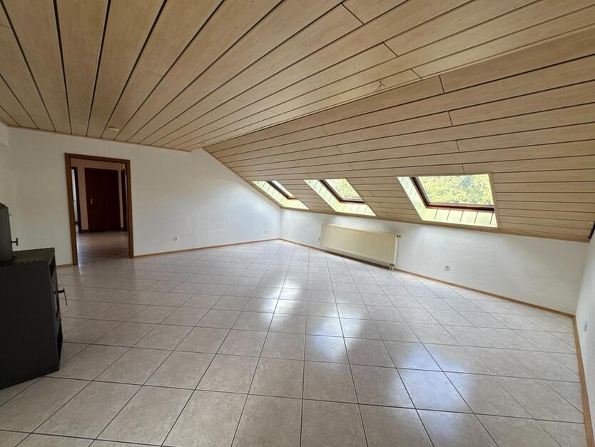 5 Zi. Richen Dachgeschosswhg. mit Küche, Balkon, Garage