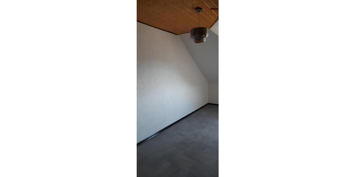 Dachgeschoßwohnung Wallerfangen - 3 Zimmer, 85 m&sup2;, 650&euro; | Angebot:26265706