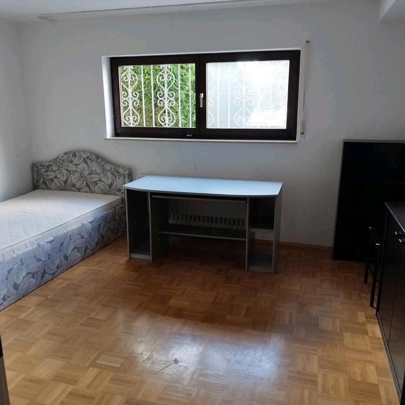 Zwei Zimmer 2 WG-Zimmer, Küche, Bad für Studenten