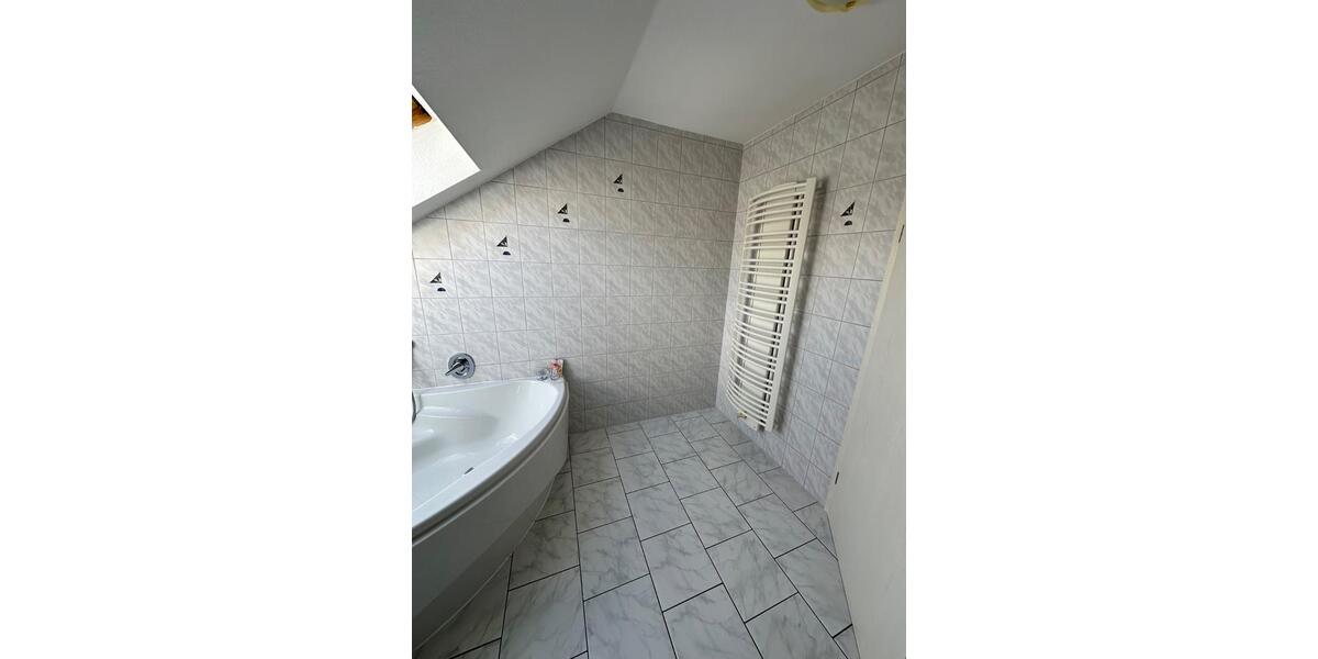 Dachgeschoßwohnung Hohenroth - 3 Zimmer, 102 m&sup2;, 750&euro; | Angebot:25641053