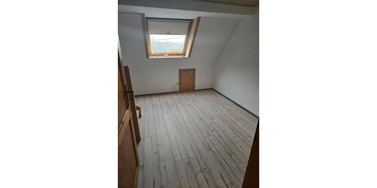 Dachgeschoßwohnung Wernau (Neckar) - 5 Zimmer, 120 m&sup2;, 1.550&euro; | Angebot:26129560