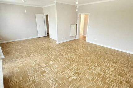 Frisch sanierte 3-4 Zi. Wohnung mit Balkon, Stellplatz, Garage - ruhige Nebenstraße, top Schnitt