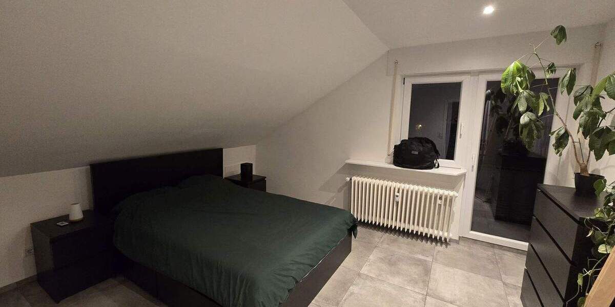 **VISTA Immobilien** Gemütliche Dachgeschoss-Wohnung mit modernem Wannenbad und Balkon 2 zimmer