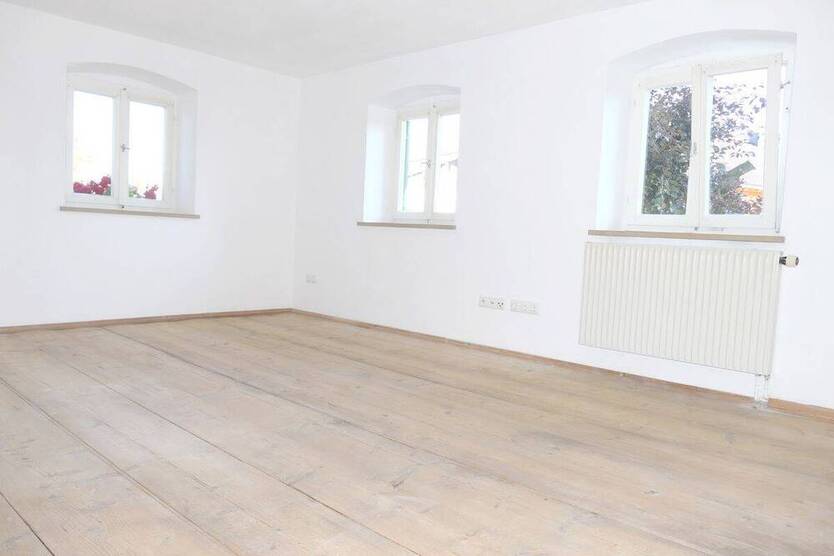 Geräumiges Bauernhaus mit Stall und Tenne; Anfragen bitte per email!