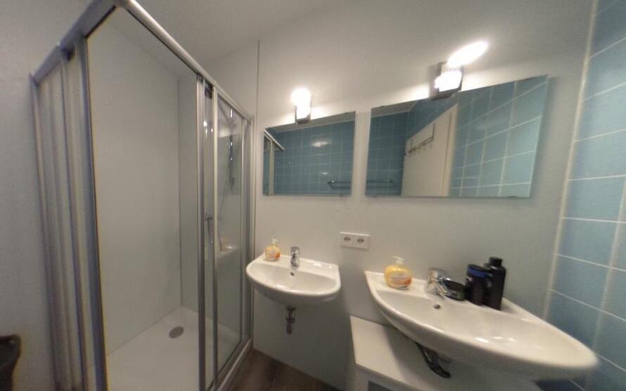 Gästezimmer in Filderstadt mit Internet, TV, Gästeküche, Etagendusche, GästeWc, Waschmaschine, Trocker, Nähe Messe Stuttgart zimmer