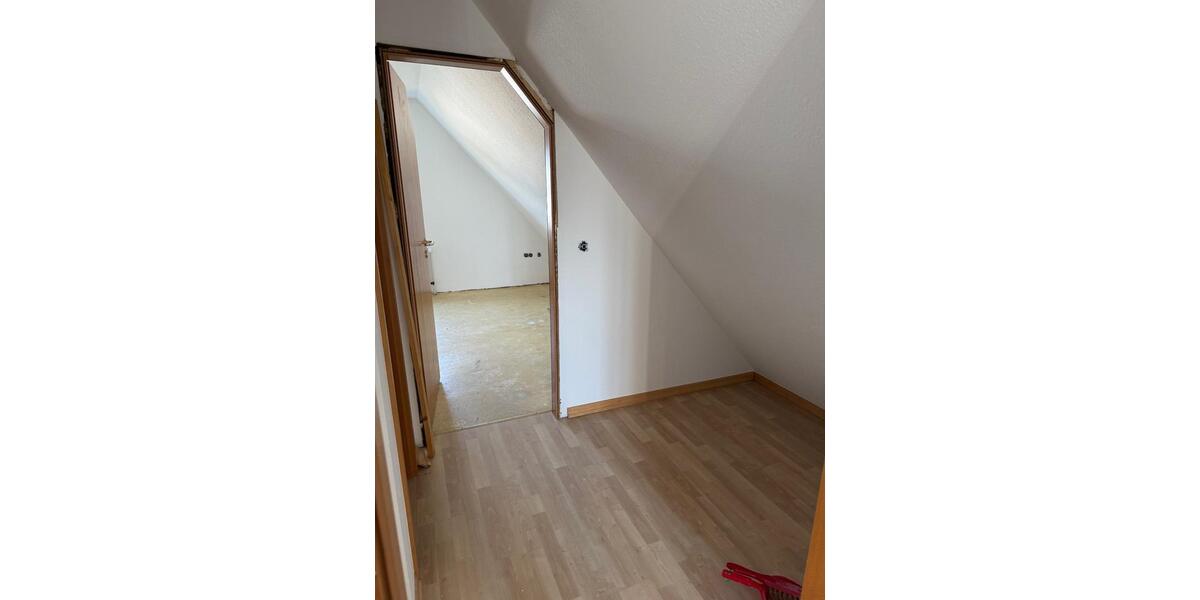 Helle, frisch renovierte Dachgeschosswohnung 5 zimmer