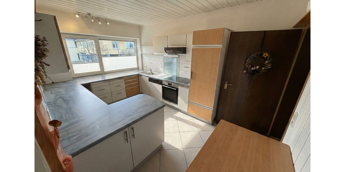 Erdgeschoßwohnung Berg - 8 Zimmer, 239 m&sup2;, 2.100&euro; | Angebot:24698260