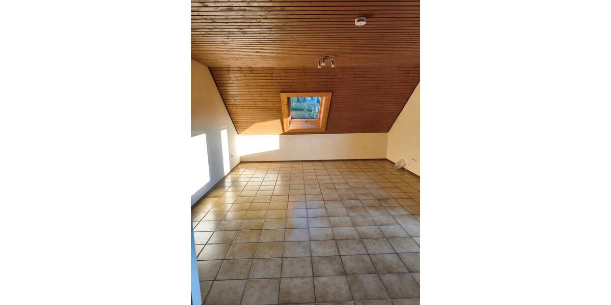 Dachgeschoßwohnung Irsch - 3 Zimmer, 88 m&sup2;, 650&euro; | Angebot:26284159