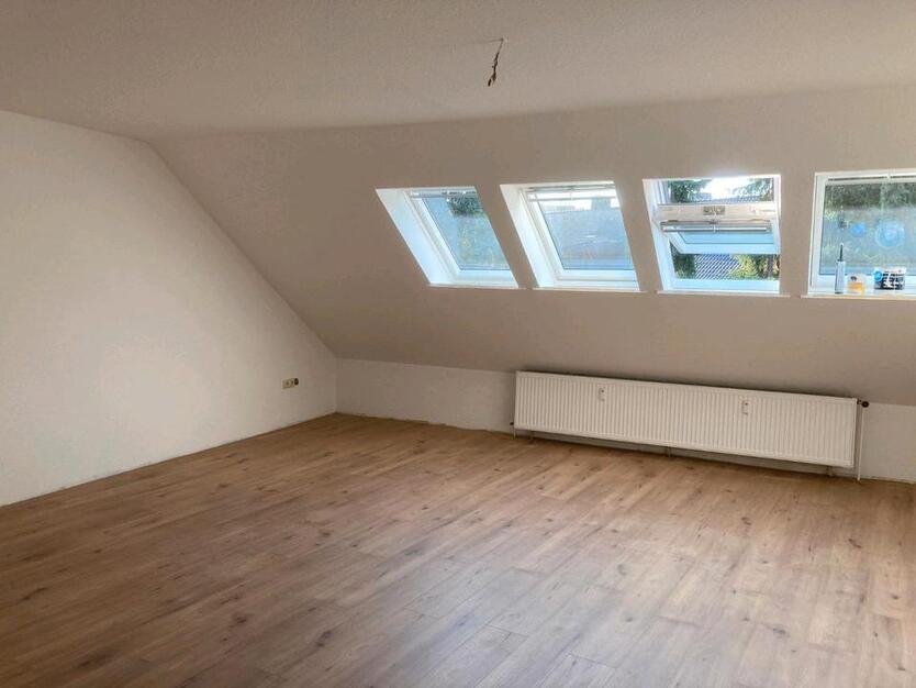 Sanierte 2 Zimmer Wohnung in schönem Haus zimmer