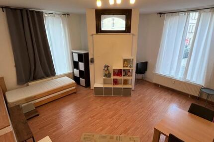Lichtdurchflutete 3-Zimmer-Mietwohnung (möbl.) mit Altbaucharme zimmer