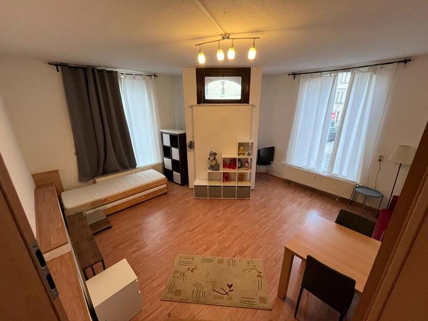 Lichtdurchflutete 3-Zimmer-Mietwohnung (möbl.) mit Altbaucharme zimmer