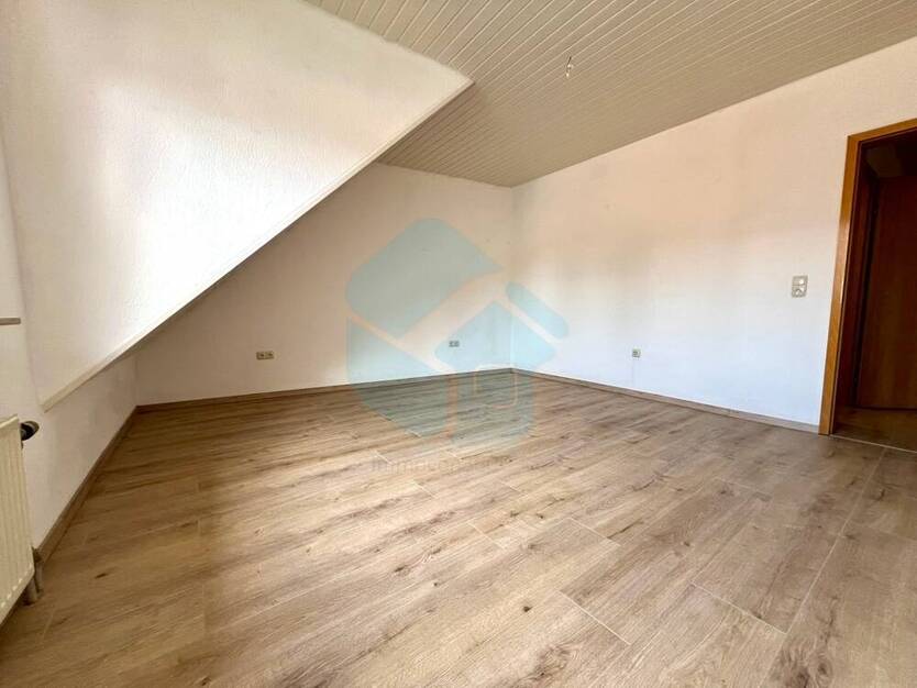 Schöne 4-ZKB-Dachgeschoss-Wohnung in Butzbach-Pohl-Göns! (Bitte sonstige Angaben beachten)
