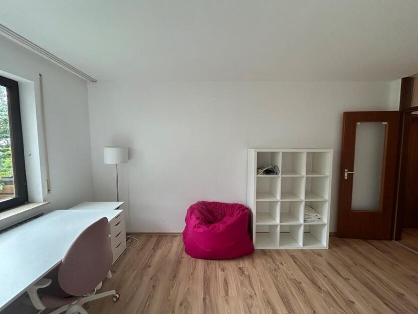 Zimmer zur Untermiete in gemütlicher Mädchen 2erWG Nähe Tübingen