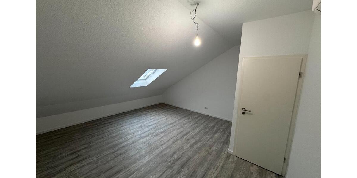 Dachgeschoßwohnung Gernsheim - 4 Zimmer, 86 m&sup2;, 1.040&euro; | Angebot:26272954