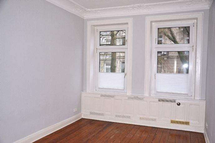 Gepflegte Altbau- ObergeschossWohnung mit überdachtem PKW-Stellplatz und guter Raumaufteilung in beliebter Wohnlage in Hamburg- Eimsbüttel