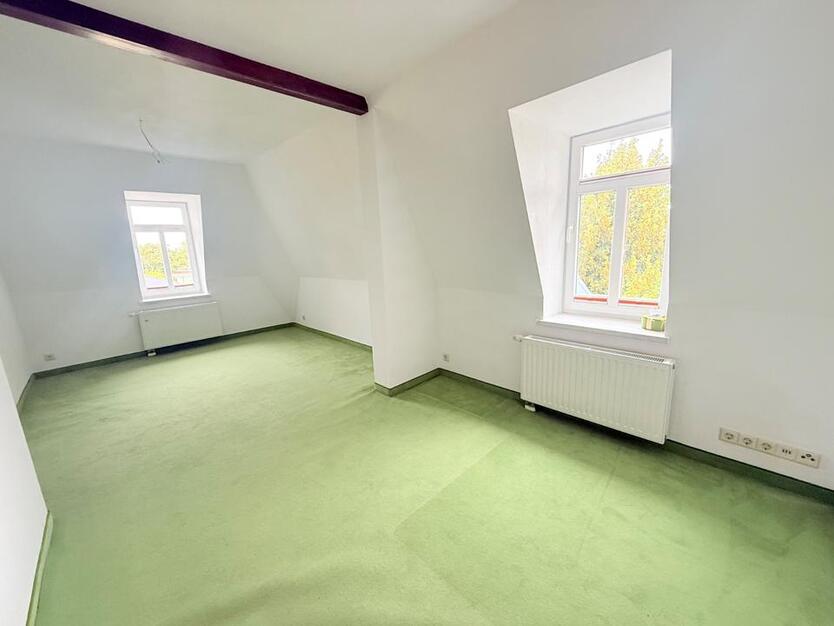 Schöne 4-Zimmer-Dachgeschoss Wohnung mit Einbauküche
