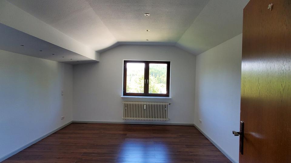 Großzügige 3-Zimmer-DG-Wohnung mit Einbauküche zimmer